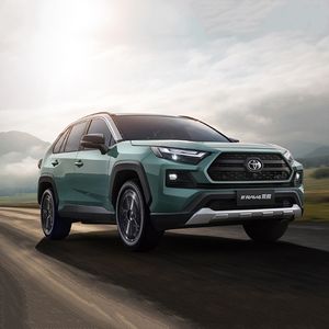 Para RAV4 <span class=keywords><strong>2023</strong></span>, SUV Híbrido Enchufable de Gasolina, 2.5L, Volante a la Izquierda, Asientos de Cuero, Interior Oscuro, Neumáticos R19 - Product Image 1