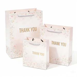 ถุงกระดาษช้อปปิ้งหรูหราเป็นมิตรกับสิ่งแวดล้อม KM พร้อมหูหิ้วริบบิ้นสำหรับบรรจุภัณฑ์ของขวัญและเสื้อผ้า - Product Image 1