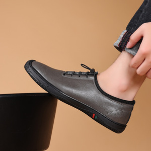 Mocasines de cuero para hombre, sin cordones, suela blanda, cómodos para conducir, color negro y gris, con costuras y borlas, Wenzhou Zhejiang - Product Image 1