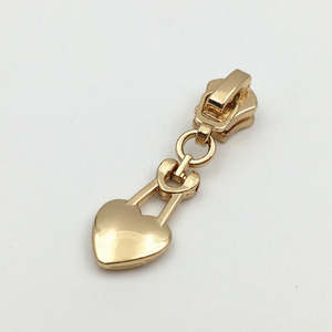 Custom Metal <span class=keywords><strong>Zipper</strong></span> <span class=keywords><strong>Puller</strong></span> Slider com Zip Pull para Vestuário e Sacos Características Marca Logo e Design Personalizável - Product Image 6