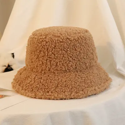 Topi Wanita Bulu Poliester Lembut Hangat Mode Amerika Topi Ember Fuzzy Luar Ruangan Polos Desain Baru Musim Dingin Hangat