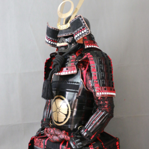 Auténtica Armadura Samurai Yoroi de Hierro Negro Mate, Traje Completo, Casco Maedate Kabuto con Cuernos Plateados, Máscara Hannya Roja - Product Image 1