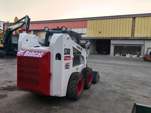 Chargeuse compacte S300 d'occasion, modèle 2022, capacité de charge nominale de 1 tonne, moteur à faible nombre d'heures de fonctionnement - Product Image 5