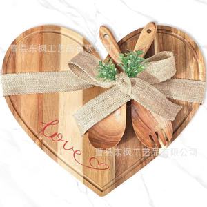 Tabla de cortar de madera en forma de corazón, juego de servir queso, frutas y pan de madera de acacia con cuchara y tenedor, set de regalo - Product Image 1