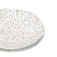 Service de table en céramique artisanale au design unique, couleur blanc nacré, texture d'oursin, personnalisable