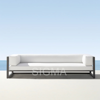 Fauteuil de jardin minimaliste en aluminium pour l'extérieur, avec un cadre robuste et un coussin blanc doux