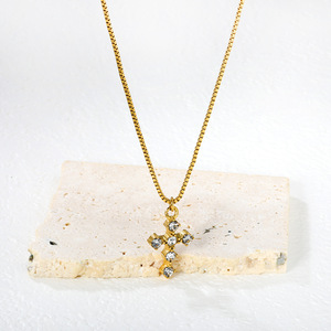 สร้อยคอจี้แฟชั่น สแตนเลส รูปใบโคลเวอร์สี่แฉก ประดับเพชรขาว ดีไซน์แบบฝังเพชร เหมาะเป็นของขวัญสำหรับผู้หญิง - Product Image 4