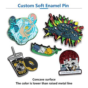 Venta directa de fábrica Anime lindo chapado en oro suave sombrero solapa Pin Metal duro coche insignia esmalte Pin regalo personalizado - Product Image 4