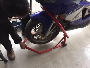 LEE-DING Support de levage trois étoiles pour <span class=keywords><strong>moto</strong></span>, pour roue avant, dispositif de fixation pour stationnement et outil d'entretien, double usage avant/arrière, 750LBS - Product Image 5