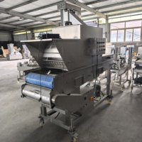 Commerciële machine voor het aanbrengen van paneermeel op kip, vis en garnalen met bloem en broodkruimels.