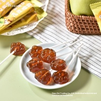 Bonbons gélifiés durs fruités pour enfants, faits à la main, à base de pâte concentrée de poire et de myrtille, selon une méthode ancienne, cuits pendant 16 heures