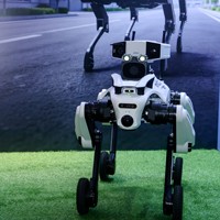 Robot industriel à roues et à jambes robustes, à longue autonomie pour l'inspection autonome