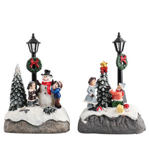 Escena de pueblo navideño <span class=keywords><strong>con</strong></span> <span class=keywords><strong>movimiento</strong></span> de luz Lámpara en miniatura Decoración navideña Miniatura para decoración festiva del hogar - Product Image 5