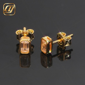 Boucles d'oreilles clous en moissanite taille émeraude, en argent sterling S925, sertissage clos, plaqué or 18 carats, avec certificat GRA - Product Image 3
