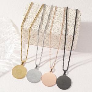 Collier en acier inoxydable à plaque ronde gravée de police personnalisée pour hommes à la mode-Collier sans décoloration pour femmes - Product Image 1