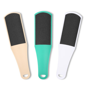 Râpe à pieds en plastique en forme de U pour l'élimination des callosités, exfoliant pour talons et coudes, usage domestique - Product Image 1