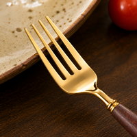 Ensemble de cuillères en acier inoxydable poli miroir avec manche en bois de hêtre, résistant aux rayures, réutilisable pour hôtels, restaurants, traiteurs, vente en gros