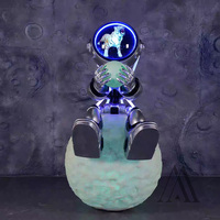 Grande sculpture d'astronaute robot en fibre de verre, statue d'art sur le thème spatial futuriste pour musée des sciences avec lumière LED