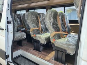 Furgoneta de Pasajeros Mediana de 6.9 m |   Asientos Dobles |   Servicio de Viajes Transfronterizos/Internacionales - Product Image 3