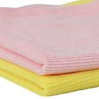 Glazenreiniging met effenkleurige glaspoetsdoek van 3M microvezel parelstaat