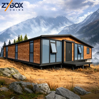 Casa Contenedor Expandible ZYBOX de 30 y 40 pies, con Acabado en Madera de Cedro Rojo, Pilotes de Acero, Prefabricada, Estilo Villa de Montaña