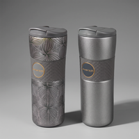 Mug à café en acier inoxydable à double paroi de 520 ml (17 oz) avec manchon en cuir, motif 3D personnalisé, mug à café avec couvercle