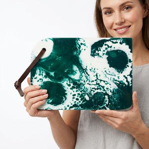 Tabla de Cortar de Resina Rectangular con Diseño Marmoleado Verde y Blanco, con Mango de Resina, Duradera, 1.5 cm de Grosor, Apta para Lavavajillas - Product Image 1