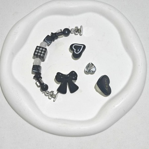 Accessoires de décoration pour chaussures Croc, breloques DIY personnalisées OEM en forme de cœur gris avec chaîne pour sabots et chaussures Croc - Product Image 1