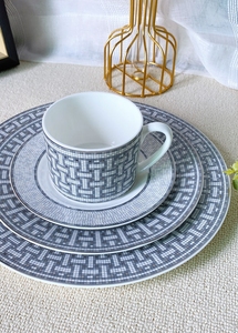 Wholesale 4 Pcs Ceramic Dinner Plates Coffee <b>Cup</b> Saucer Western Luxury Dining Room Porcelain Dinnerware <b>Sets</b> - Product Image 4