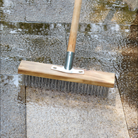 Brosse métallique à long manche en acier inoxydable pour le nettoyage des cours, des piscines, des sols en ciment, l'élimination du mousse et des saletés tenaces
