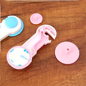 Productos de seguridad para niños, incluyendo cerraduras antipinzamiento para bebés y cerraduras antiaapertura para cajones de refrigeradores. - Product Image 2