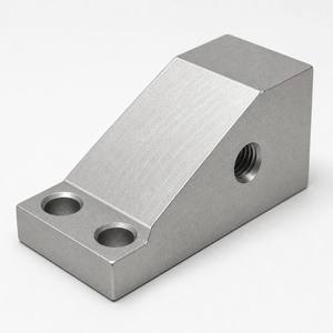 Bloc de positionnement conique en aluminium usiné CNC, avec face angulaire, trous de base et côté fileté, pour alignement de matrices et dispositifs de fixation - Product Image 1