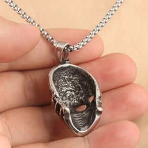 Colgante de máscara de acero inoxidable con diseño de calavera, collar retro punk para hombre, patrón geométrico, color acero 231012 - Product Image 2