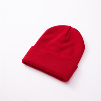 Bonnets d'hiver personnalisés de couleur unie en acrylique avec logo brodé sur mesure