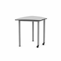 Ensemble bureau et chaise de classe compact pour l'aménagement des espaces, chaises moulées avec sièges en plastique pour le travail collaboratif en classe