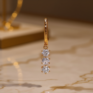 Orecchini Pendenti Tiffany & Co. in Oro 18K con Diamanti Taglio Brillante Rotondo, Montatura a Griffe, Classici da Donna per Uso Quotidiano - Product Image 2