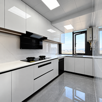 Cuisine moderne avec armoires blanches brillantes, système modulaire en forme de L sur mesure, design de rangement sans poignées pour projets d'aménagement intérieur d'appartements