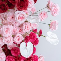 NINI Handgefertigte Hochwertige Seiden-Kunstblumen Rosa-Rote Hornbögen Umweltfreundliches Blumenarrangement für Hochzeiten und Outdoor-Willkommenszeremonien