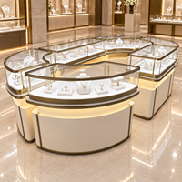 Ensemble de vitrines lumineuses pour bijoux, aménagement circulaire, vitrines latérales incurvées, comptoir frontal droit pour les bijouteries de luxe