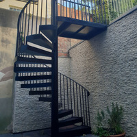 Escalier en colimaçon moderne en fer forgé pour une utilisation dans une villa intérieure Conception circulaire peu encombrante et portable