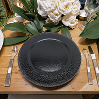 Assiette de présentation noire classique de 13 pouces, motif végétal peint à la main, avec vaisselle en plastique pour la décoration de fête