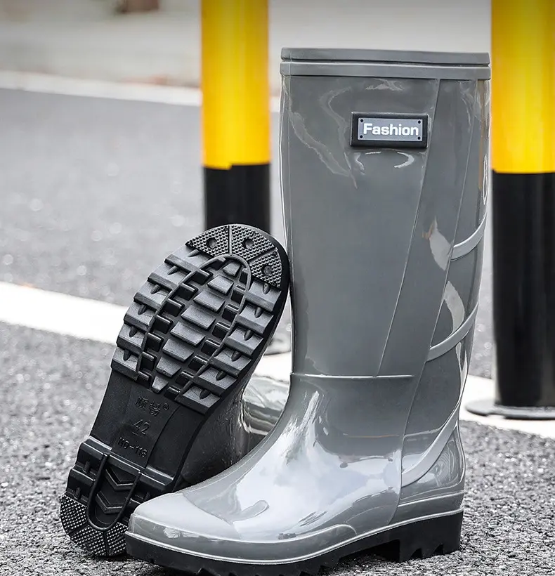 Vente en gros tendance de la mode bottes de gomme imperméables pvc ferme bottes de pluie pour homme