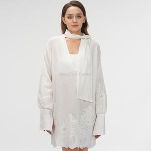 ชุดเดรส OEM สำหรับผู้หญิง คอวีลึก แขนยาว ปักลายตามสั่ง พร้อมผ้าพันคอ ชุดเดรสผู้หญิง สง่างาม - Product Image 1