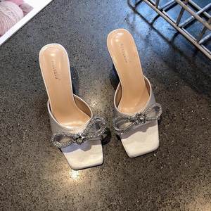 Sandali Estivi da Donna <span class=keywords><strong>con</strong></span> Tacco Alto 2128, Punta Quadrata <span class=keywords><strong>con</strong></span> Fiocco in Strass, Tacco Trasparente in Cristallo - Product Image 3