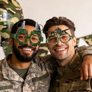 Lunettes de fête à thème camouflage, lot de 12, accessoires pour photomaton, décorations d'anniversaire, style festif sportif, en plastique et papier - Product Image 1
