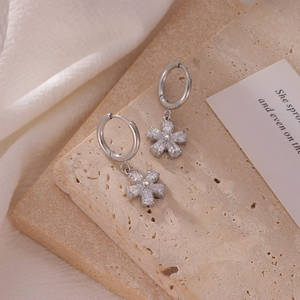YF6635 Nouvelles boucles d'oreilles créoles en acier inoxydable plaqué or 18 carats en forme de fleur douce, anti-ternissement, imperméables - Product Image 4