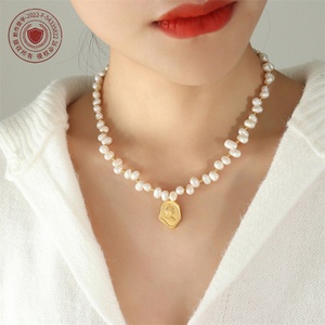 Collier tendance avec pendentif portrait irrégulier, chaîne perlée, zircon vert et perles d'eau douce - Product Image 6