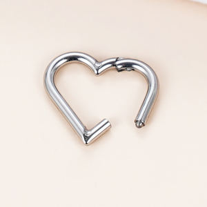 ASTM F136/G23 titanio forma de corazón simple lado exterior con bisagras Segmento de aro pendientes anillos tachuelas Piercing joyería para mujer - Product Image 6