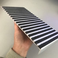 Profilé d'escalier contemporain antidérapant en aluminium anodisé, bordure d'escalier commerciale en carbure de silicium, sur mesure