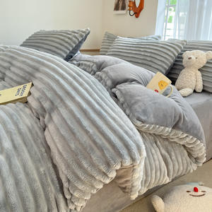 طقم أغطية سرير من الصوف السميك عالي الجودة مكون من أربع قطع بلون واحد مع غطاء لحاف وملاءة سرير من الفرو الناعم - Product Image 3